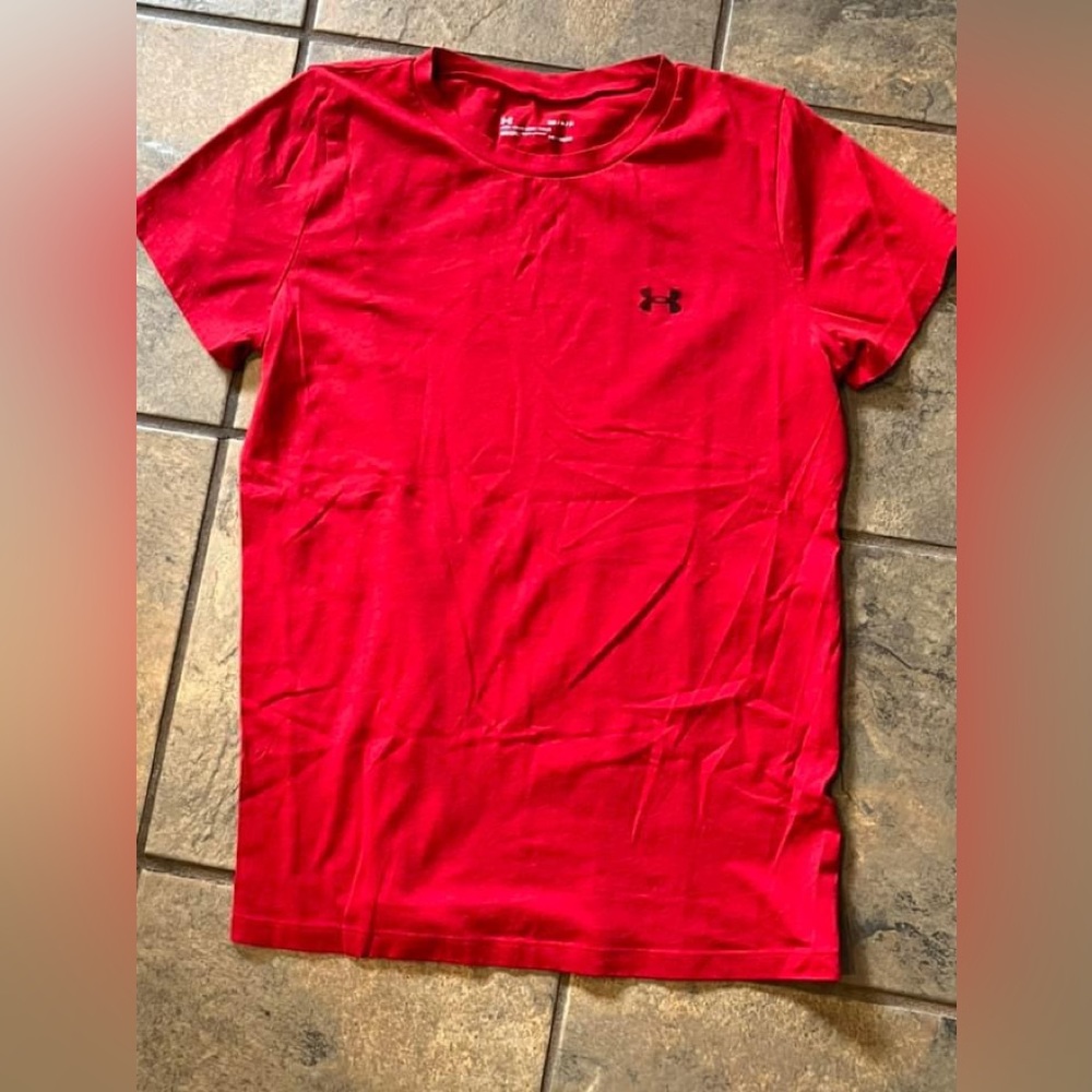 Under Armour shirt size adult medium fits like a small